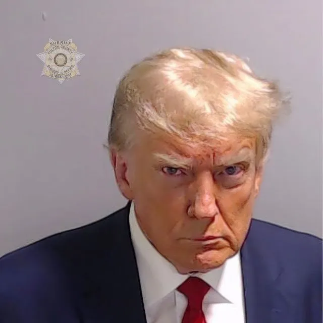 Dieses vom Fulton County Sheriff's Office zur Verfügung gestellte Foto zeigt Donald Trump nachdem er sich im Fulton County Jail in Atlanta gestellt hat.