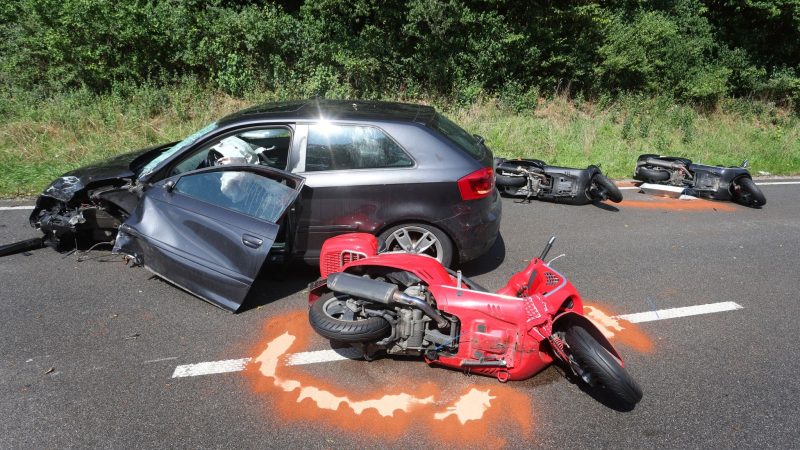 Bei einem Unfall mit zwei Autos und einer Motorrollergruppe in Oberbayern sind laut Polizei mehrere Menschen teils schwer verletzt worden.