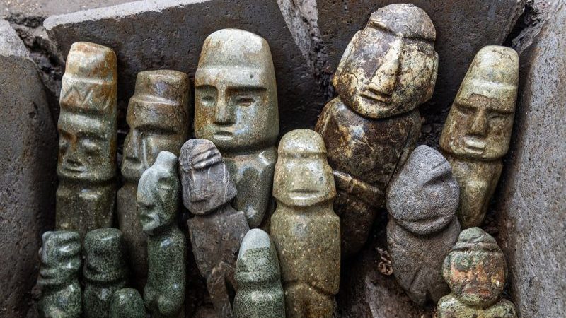 Die vom Nationalen Institut für Anthropologie und Geschichte (INAH) zur Verfügung gestellte Aufnahme zeigt Skulpturen als Teil eines archäologischen Fundes.
