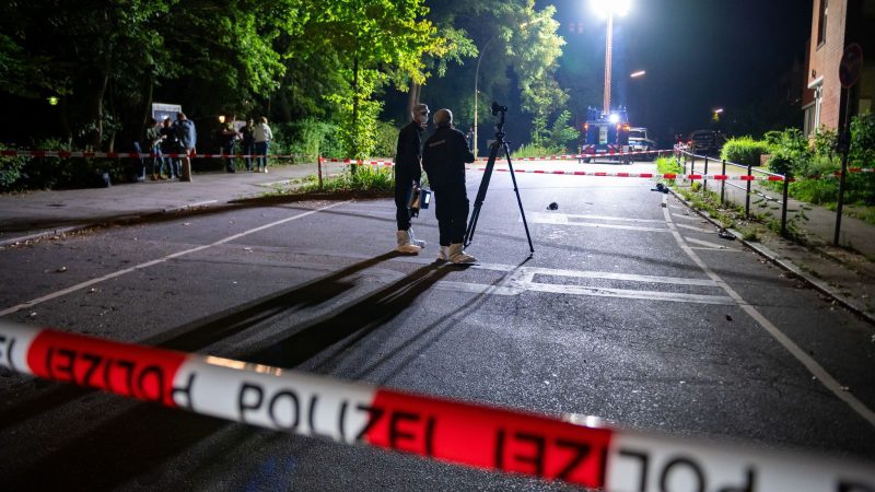 Polizeibeamte ermitteln nach Schüssen auf einen Mann in Hamburg.