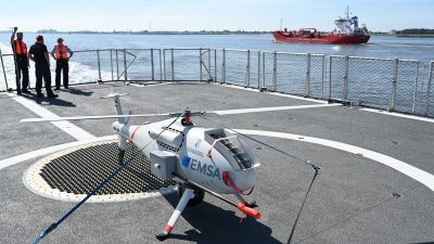Mit der Drohne beginnt in der Nordsee die Suche nach Umweltsündern.