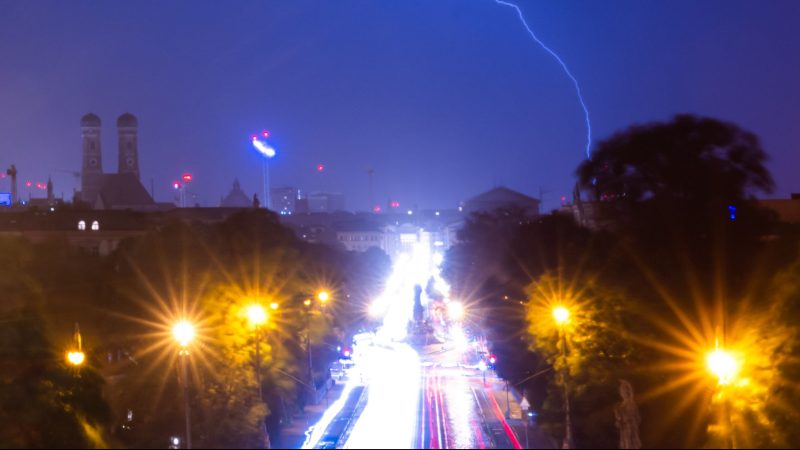 Wetterdienst warnt vor neuen Unwettern. Blitze zucken über der bayerischen Landeshauptstadt München.