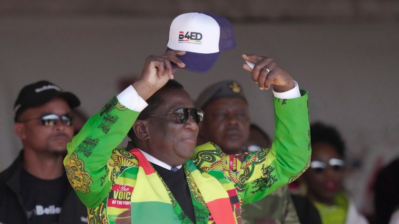 Der 80-jährige Emmerson Mnangagwa geht in eine zweite Amtszeit. Wahlen in Simbabwe sind regelmäßig von Unregelmäßigkeiten überschattet.
