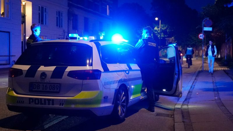 Polizisten treffen am Tatort ein, nachdem in der Kopenhagener Freistadt Christiania Schüsse gefallen waren.
