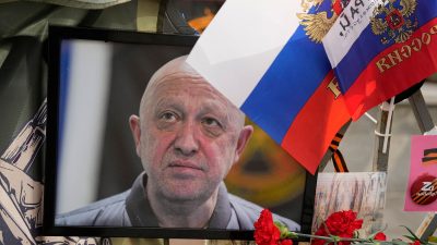 Ein Porträt des russischen Söldnerführers Jewgeni Prigoschin steht an einer informellen Gedenkstelle in der Nähe des Kremls.