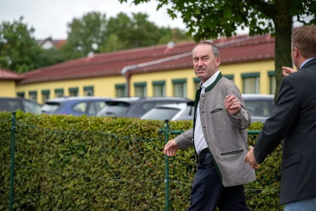 Hubert Aiwanger nach seinem ersten Auftritt nach Bekanntwerden von Vorwürfen um das antisemitisches Flugblatt.