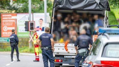 Menschenschmuggel: Lkw mit 53 Menschen – auch Kindern – in Linz gestoppt