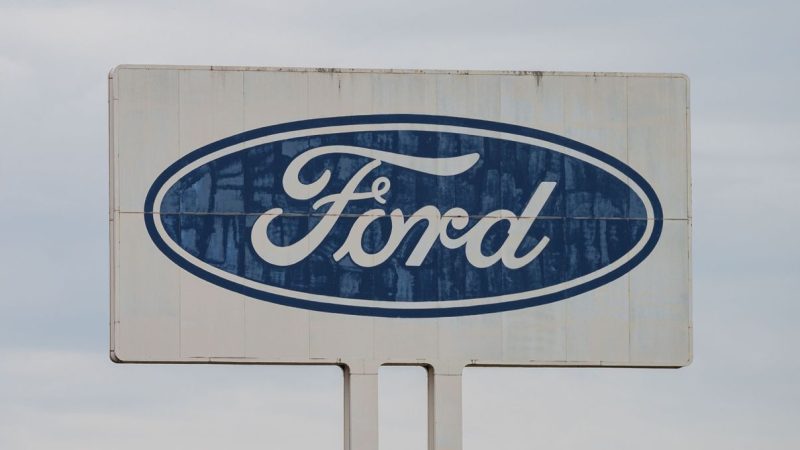 Das Logo von Ford auf dem Parkplatz des Werks Saarlouis.