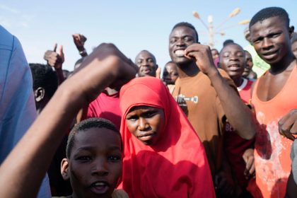 Junge Menschen im Niger. Der französische Präsident Emmanuel Macron besteht darauf, dass auch nach dem Putsch trotz eines gestellten Ultimatums Frankreichs Botschafter im Land bleiben soll.
