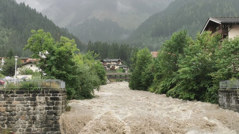Tirol: Aufgrund des Dauerregens ist der Fluss Ziller im Tiroler Zillertal stark angestiegen.