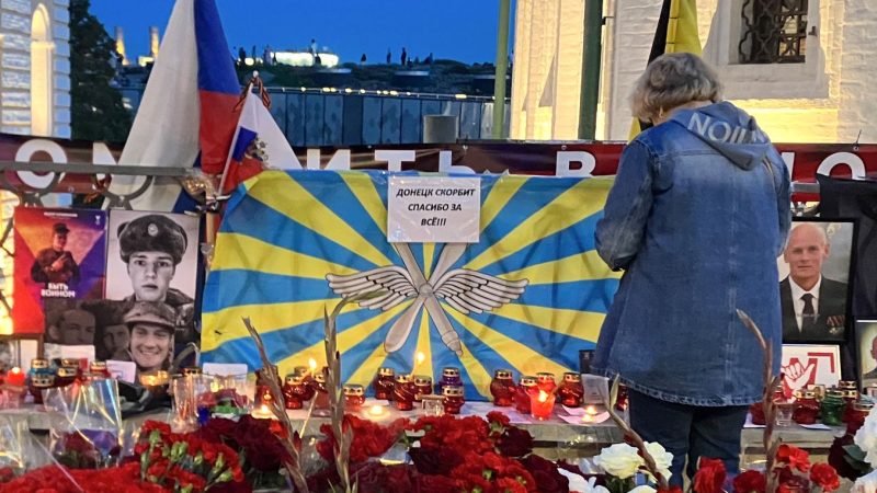 Blumen und Kerzen: Menschen gedenken in Moskau dem toten Söldnerchef Prigoschin.