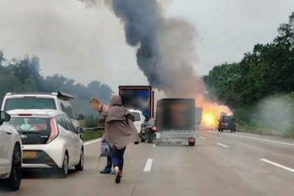 Gasflaschen explodieren auf Lkw: Mindestens zwei Tote