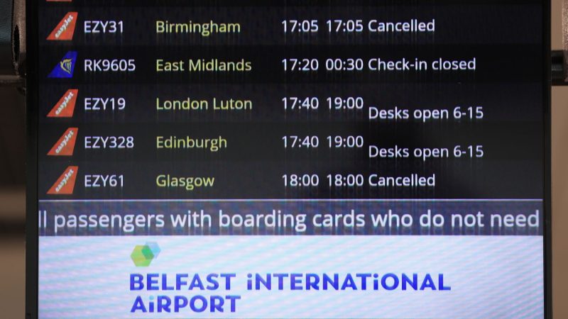 Die Anzeigetafel am internationalen Flughafen von Belfast: Wegen «technischer Probleme» bei der britischen Luftraumüberwachung sind Hunderte Flüge abgesagt worden.