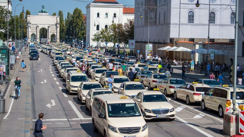 Münchner Taxifahrer können vorab bestellte Fahrten ab September zu Festpreisen anbieten.