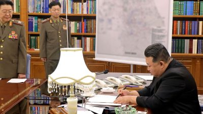 Dieses Bild soll Nordkoreas Machthaber Kim Jong Un im Hauptquartier der Arbeiterpartei in Pjöngjang zeigen. Die Aufnahme wurde von der staatlichen nordkoreanischen Nachrichtenagentur KCNA zur Verfügung gestellt. Sein Inhalt kann nicht unabhängig verifiziert werden.