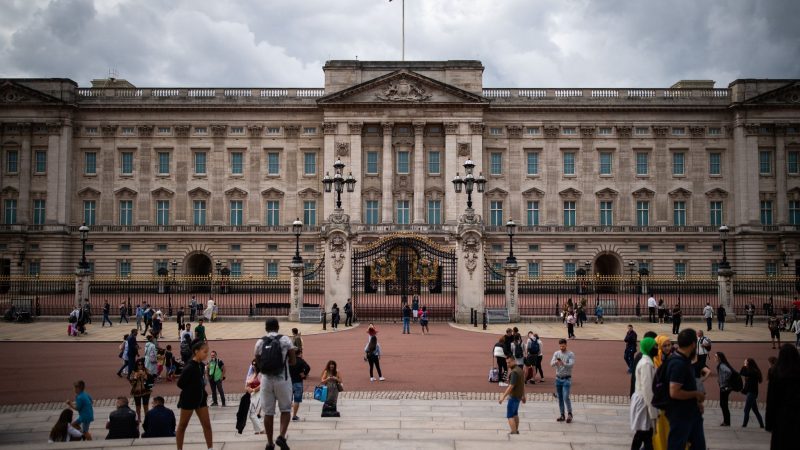 Touristen vor den Toren des Buckingham-Palast, der in wenigen Wochen schließt.