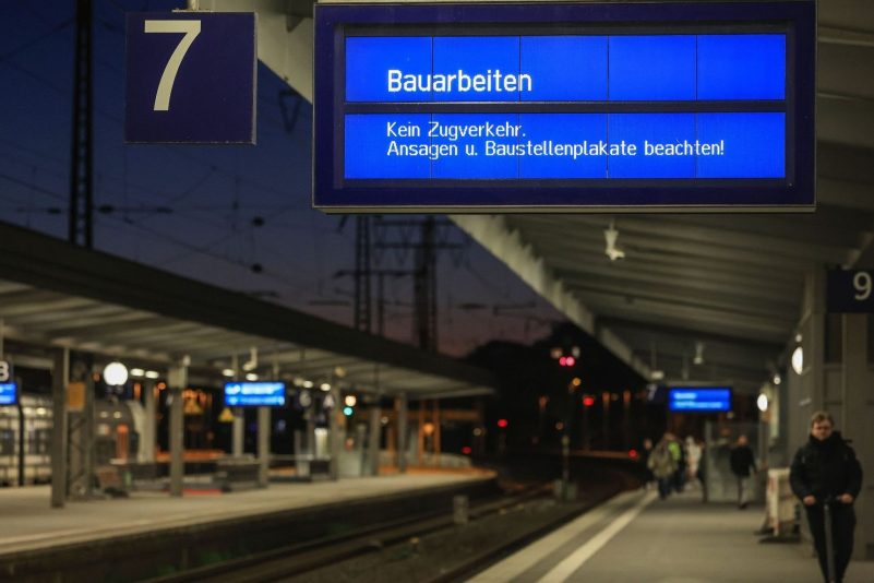 Auf einer Anzeigetafel wird auf eine Streckensperrung hingewiesen.