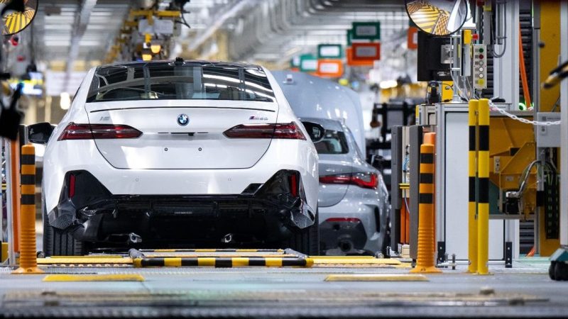 BMW will in Straßkirchen jährlich rund 600.000 Hochvoltakkus montieren, die dann in Dingolfing, Regensburg und München in die Elektroautos eingebaut werden.
