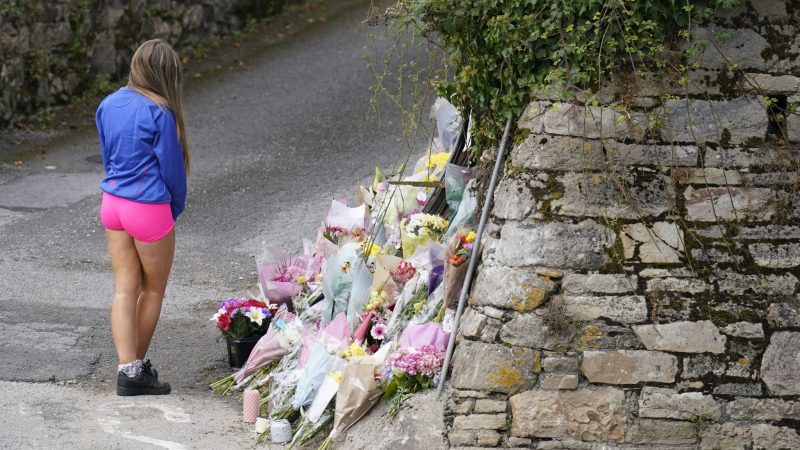 Trauerbekundungen an der Steinmauer im irischen Clonmel, wo  vier junge Menschen bei einem Unfall ums Leben kamen.