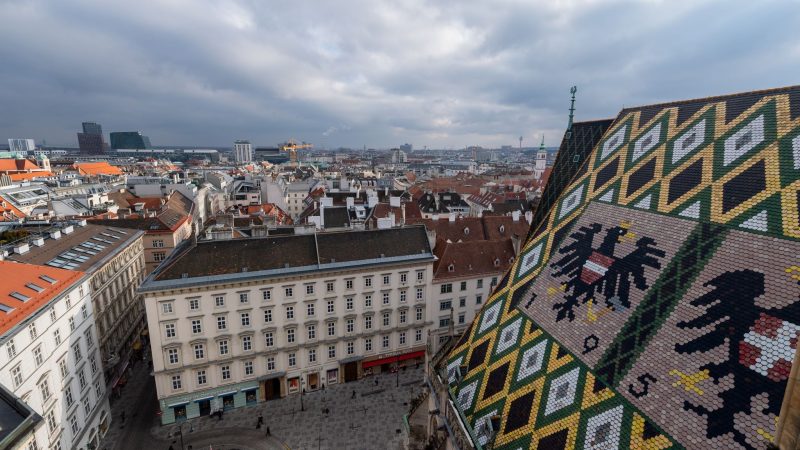 Blick vom Nordturm des Stephansdoms auf Wien: In Österreich wird für einen Großteil der Mieten in den nächsten drei Jahren ein Preisdeckel eingeführt.