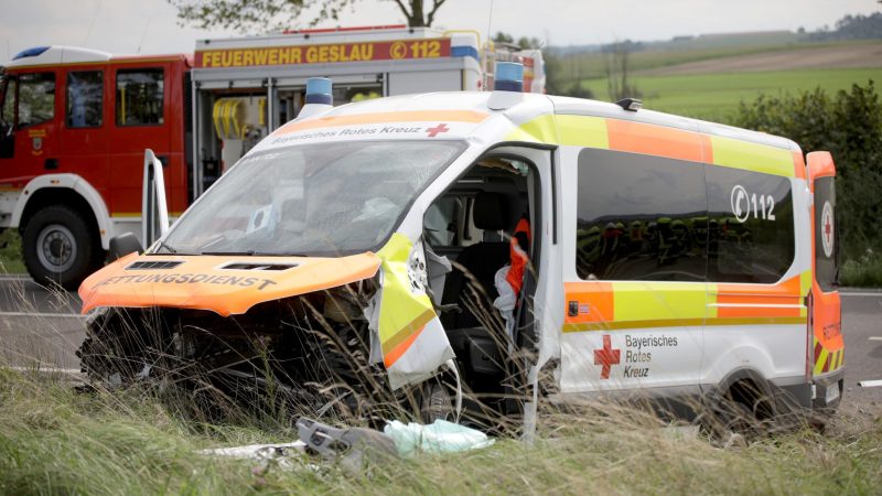 Der verunfallte Krankenwagen an der Unfallstelle auf einer Straße zwischen Geslau und Colmberg im Landkreis Ansbach.