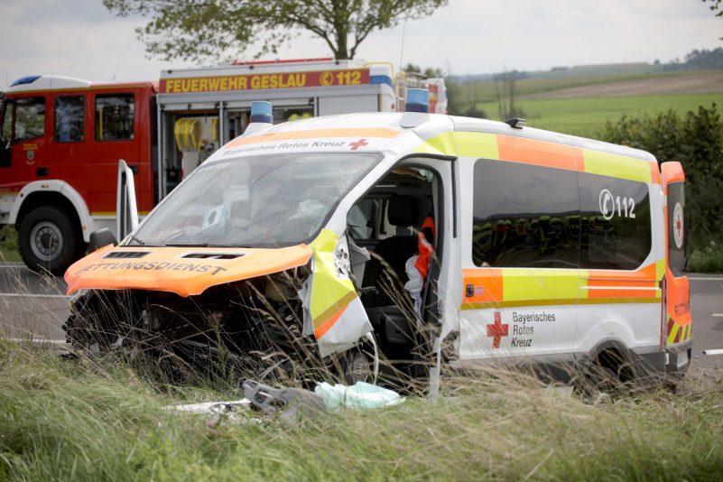 Der verunfallte Krankenwagen an der Unfallstelle auf einer Straße zwischen Geslau und Colmberg im Landkreis Ansbach.