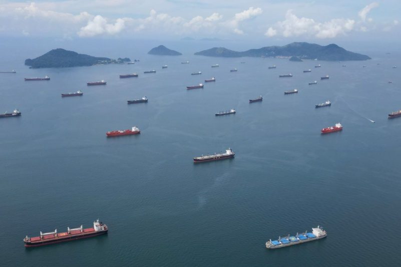 Auf der pazifischen Seite des Kanals sind Schiffe zu sehen, die darauf warten, den Panamakanal zu überqueren.