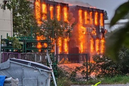 Großbrand in Berlin-Marzahn: Teile der Lagerhalle eingestürzt