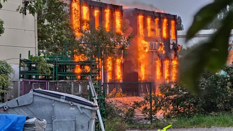 Eine Lagerhalle mit Maschinenteilen und Papier ist in Berlin-Marzahn in Brand geraten.