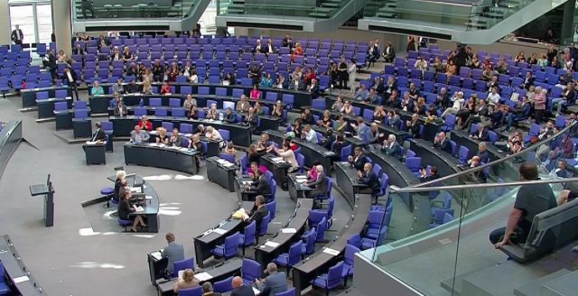 Das umstrittene „Heizungsgesetz“ ist am 8. September im Bundestag verabschiedet worden. Aus den Reihen der Ampelfraktionen gab's dafür viel Applaus. Foto: Bildschirmfoto: Phoenix