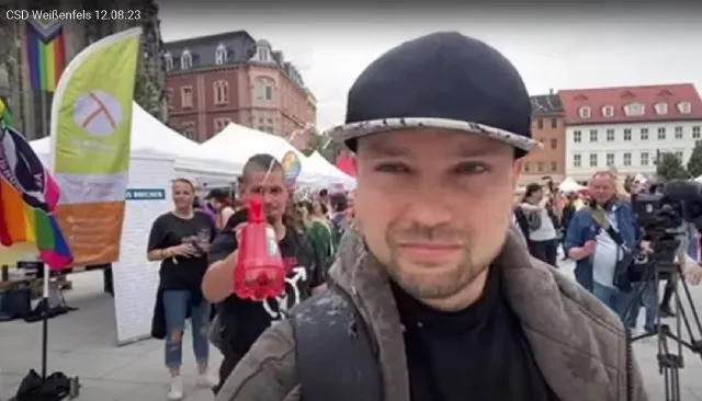 Ein Mann mit Irokesenfrisur demütigt den Youtuber „Weichreite“ während des ersten CSD in Weißenfels. Foto: Bildschirmfoto/YouTube/Weichreite TV