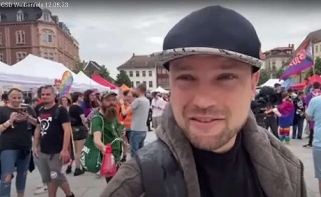 Der Youtuber „Weichreite“ während des ersten CSD in Weißenfels am 12. August 2023: ständiges Ziel von Angriffen aus dem „woken“ Publikum. Foto: Bildschirmfoto/YouTube/Weichreite TV