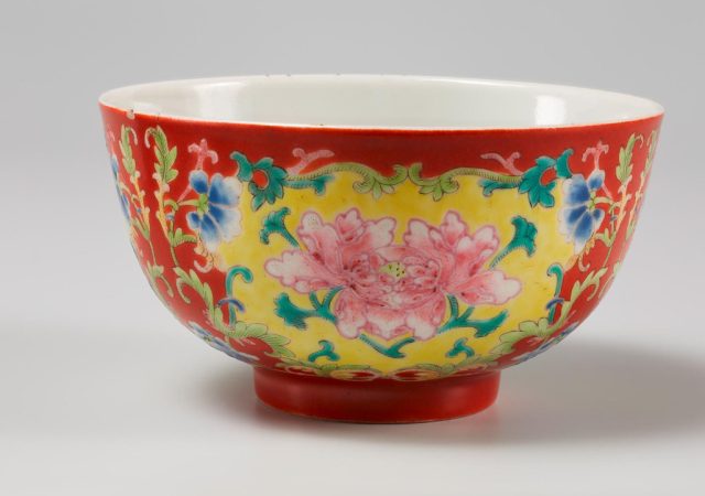 Porzellan aus der Qing-Dynastie: Die Fencai-Kumme (MOK, Inv.Nr. F 9,28)