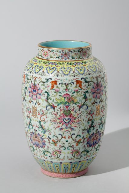 Porzellan aus der Qing-Dynastie: Die Fencai-Vase (MOK, Inv.Nr. F 299)