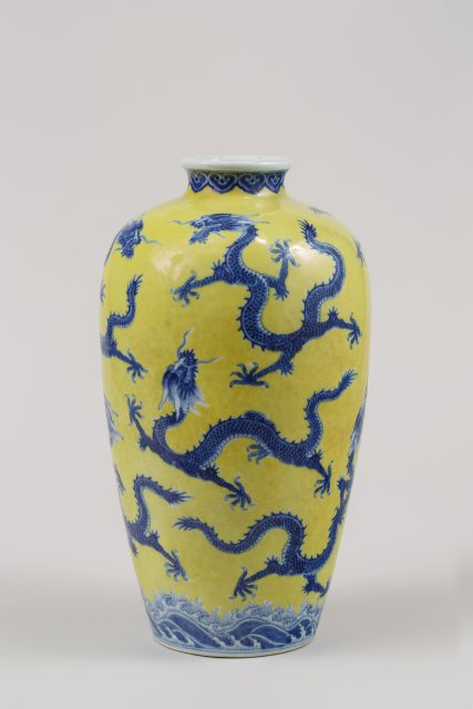 Porzellan aus der Qing-Dynastie: Die Neun-Drachenvase (MOK, Inv.Nr. F 41)