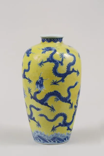 Porzellan aus der Qing-Dynastie: Die Neun-Drachenvase (MOK, Inv.Nr. F 41)