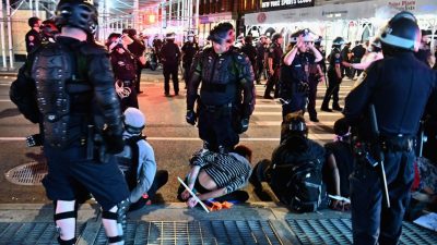 New Yorker Polizei will auch bei „Plünderung und Vandalismus“ zukünftig auf Einkesselung verzichten