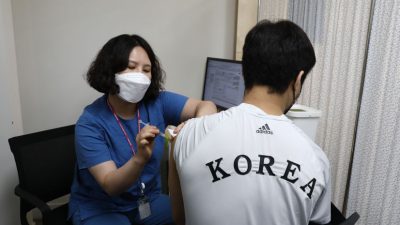 Anders als in Deutschland gibt es in Südkorea Sterbegeld, wenn sich jemand gegen COVID-19 impfen lässt und daran stirbt. Foto: Chung Sung-Jun/Getty Images