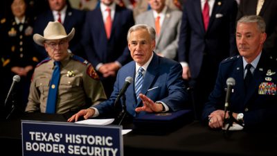 Texas-Gouverneur erklärt „Invasion“ und verspricht: „Wir bauen eine Grenzmauer“