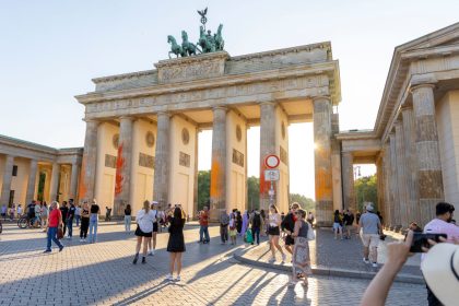 Brandenburger Tor noch immer orange – Reinigung teurer und zeitaufwendiger als gedacht