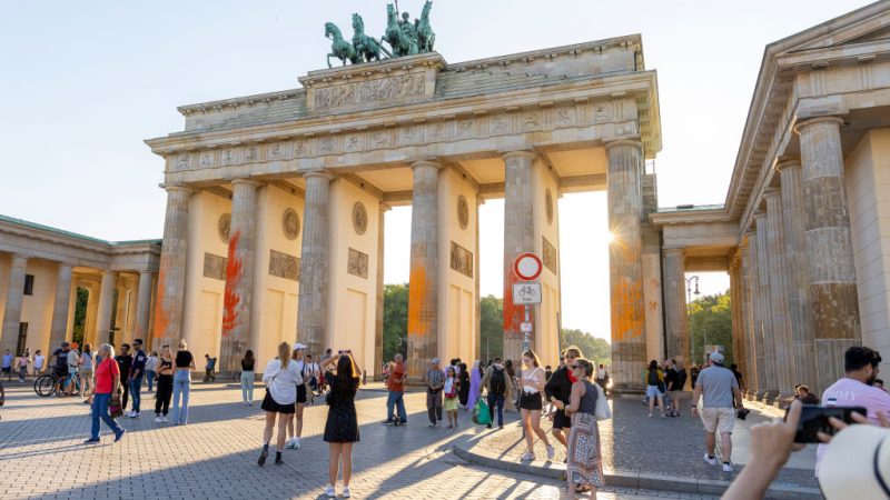Brandenburger Tor noch immer orange – Reinigung teurer und zeitaufwendiger als gedacht