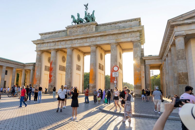 Die Farbattacke der „Letzten Generation“ auf das Brandenburger Tor am 17. September ist noch immer sichtbar. Foto: Maja Hitij/Getty Images