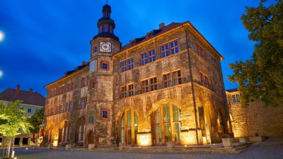 Das Archivbild zeigt das Rathaus von Nordhausen (Thüringen) in der Abenddämmerung