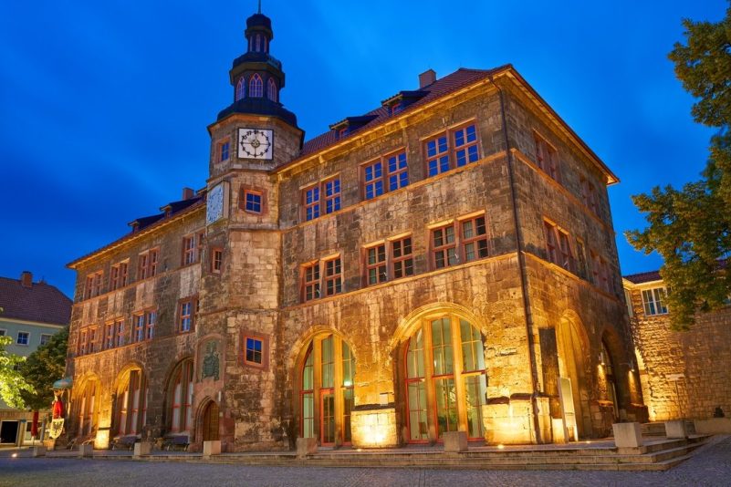 Das Archivbild zeigt das Rathaus von Nordhausen (Thüringen) in der Abenddämmerung