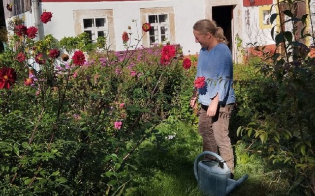 Die Ex-Biochemikerin und Aussteigerin Dr. Anne-Christine Schmidt in ihrem Garten.