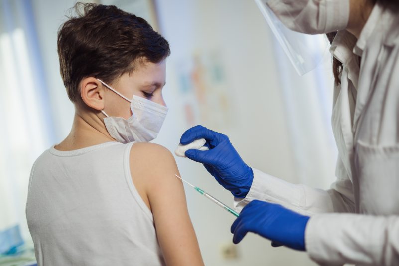 Forscher untersuchten die Auswirkung von mRNA-basierten COVID-19-Wirkstoffen auf das Immunsystem von Kindern.