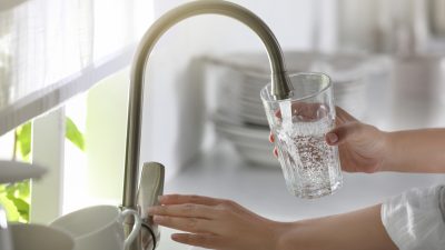 Regierung warnt vor Gebrauch von warmem Trinkwasser nach Epoxidharzsanierung