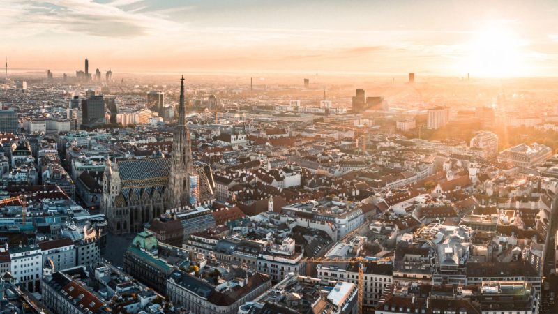 Städte wie Wien werden immer größer und verschlingen die umliegenden Dörfer samt ihren Wetterstationen, die fortan dem Wärmeinseleffekt ausgesetzt sind und somit höhere Messwerte liefern.