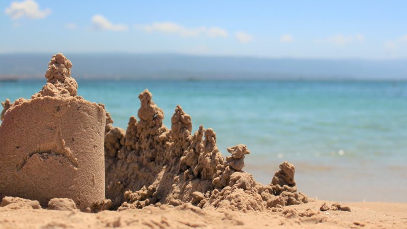 Sandburgen am Strand beweisen, dass Sand nach unten fließt. Im Labor fließt er indes auch bergauf, über Treppen oder Hindernisse.