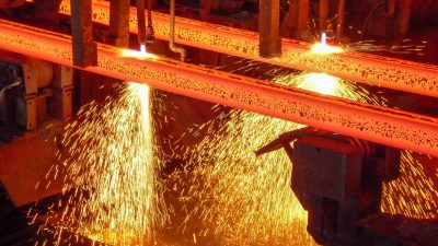 Heißes Eisen: Die Stahlproduktion erzeugt jährlich mehr CO₂ als Deutschland